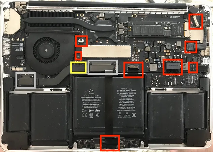 Carte mère MacBook dégât des eaux zones endommagées