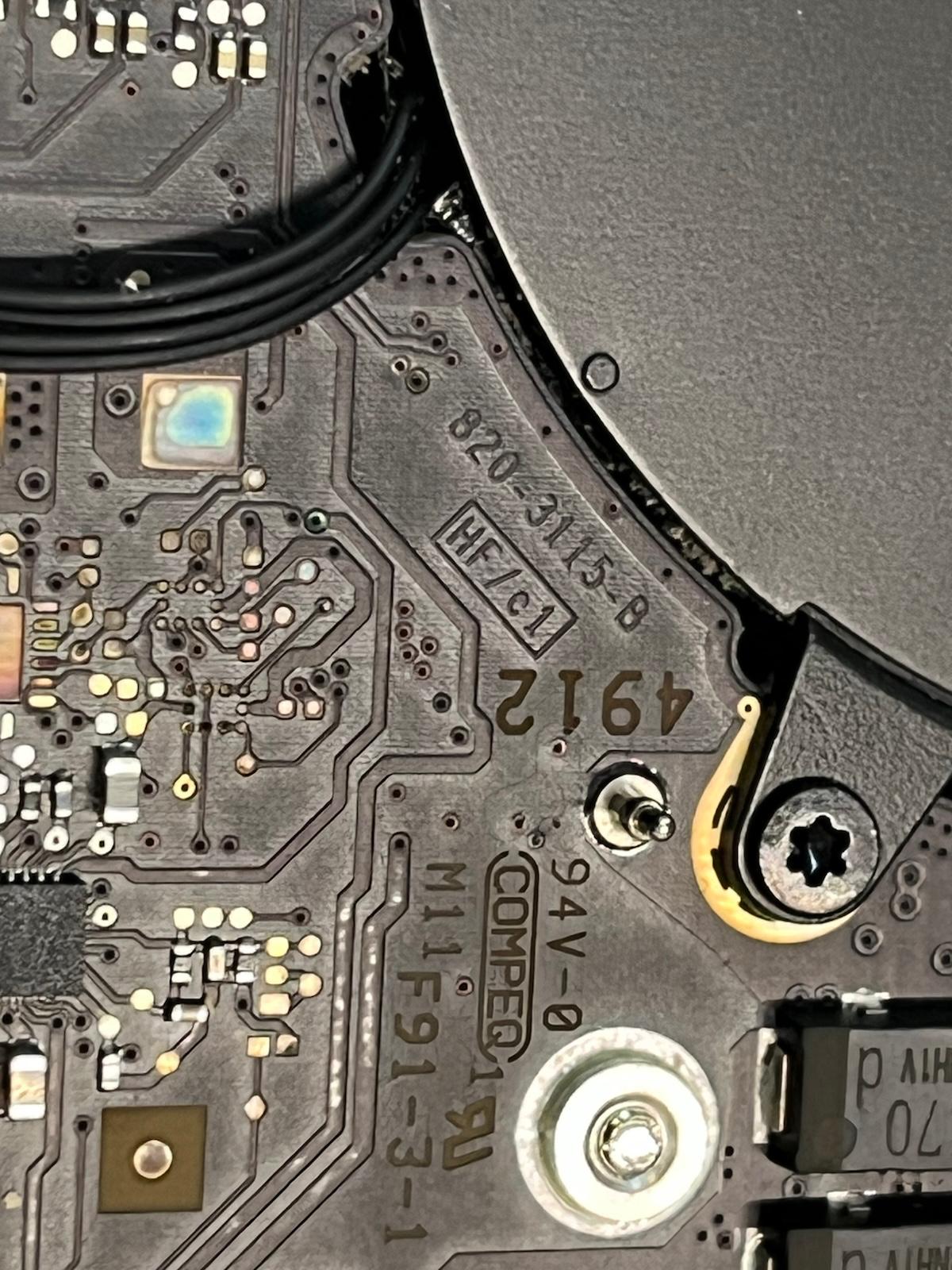 Gros plan carte mère MacBook pistes électroniques oxydation